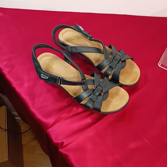 Clarks Shoes - Clarks Women's SZ 10M Tuleah Cross Black Leather Sandal. Condition is Pre-owned.